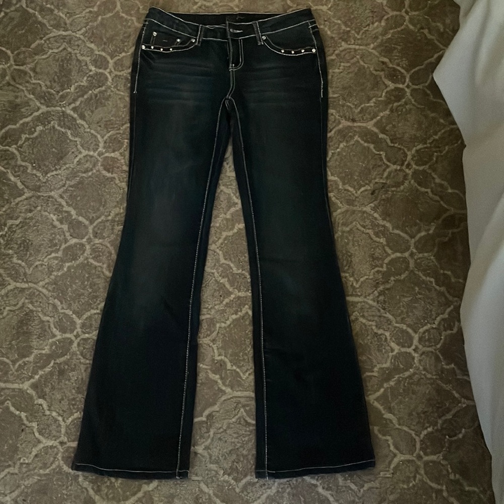 Low rise earl jeans in the size 5 super cute and stylish